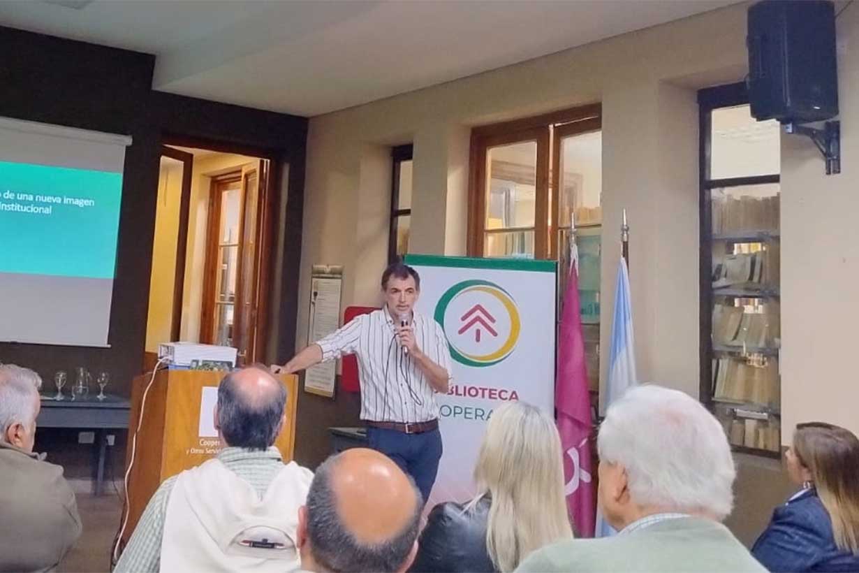 Juan Martín Asueta expuso sobre la imagen institucional y los paneles solares