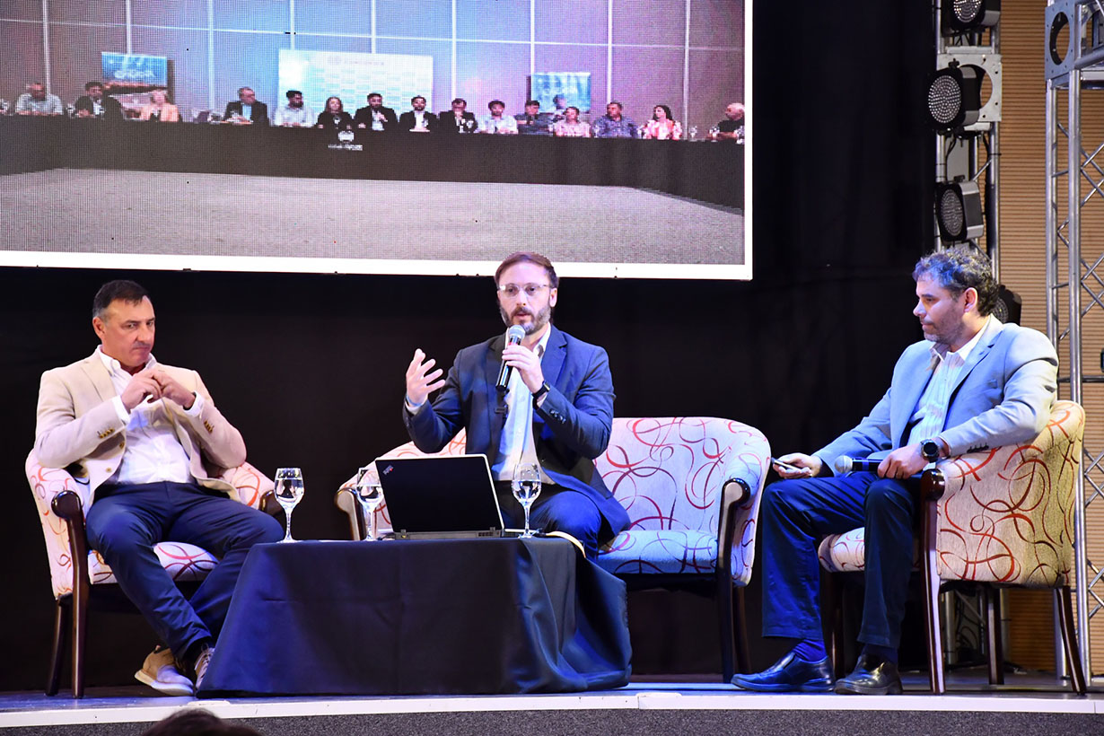 El intendente de Salto y Concordia participaron de la conferencia moderada por Schvartzman.