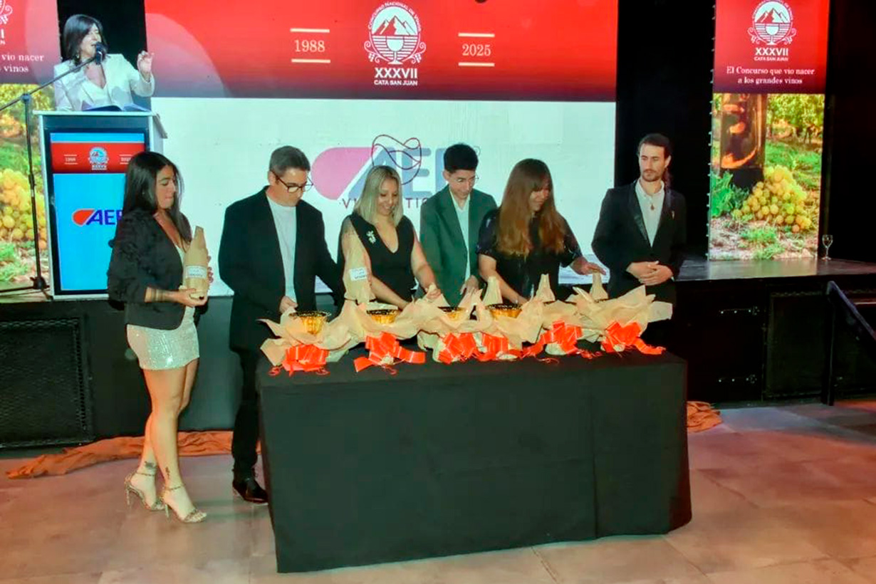 La mesa de los seis ganadores antes de que se anunciasen los premios.