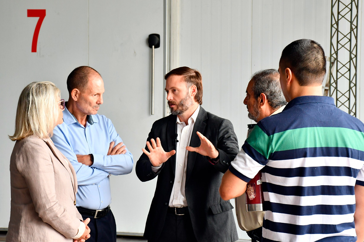 El intendente Azcué visitó la compañía que exporta al Ecuador.