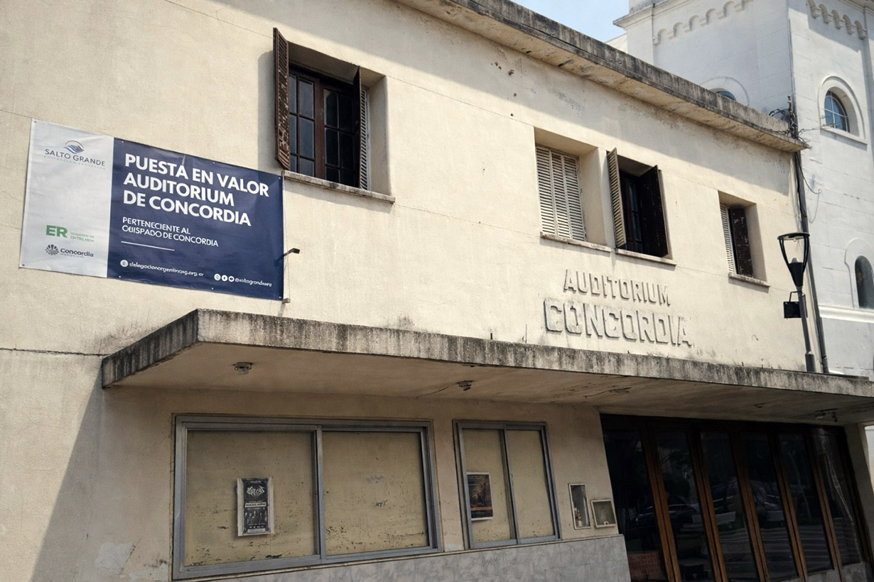 Así luce actualmente la fachada de la sala ubicada junto a la Catedral.