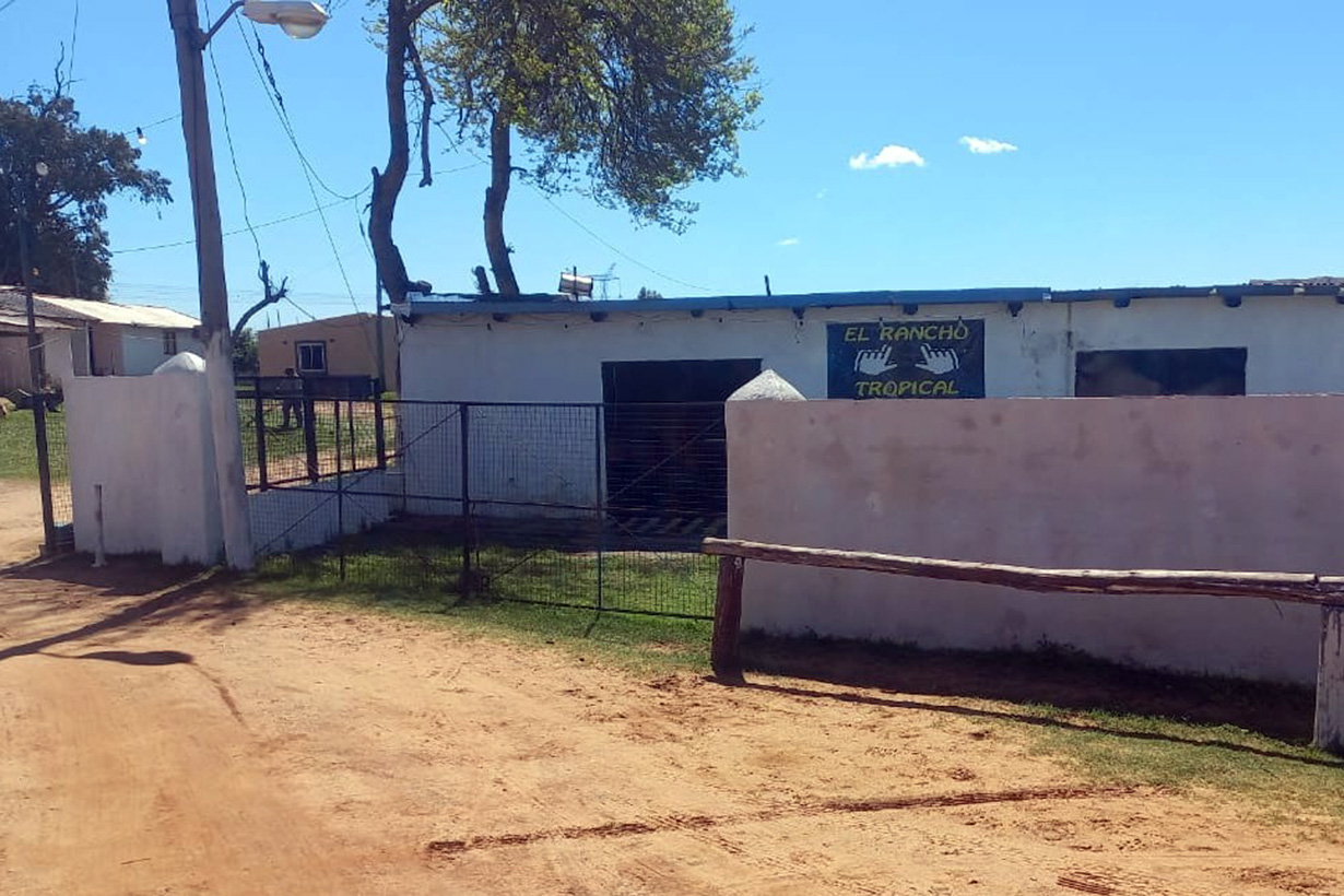 El Rancho Tropical decía el cartel del local bailable que funcionaba en un salón comunitario municipal.