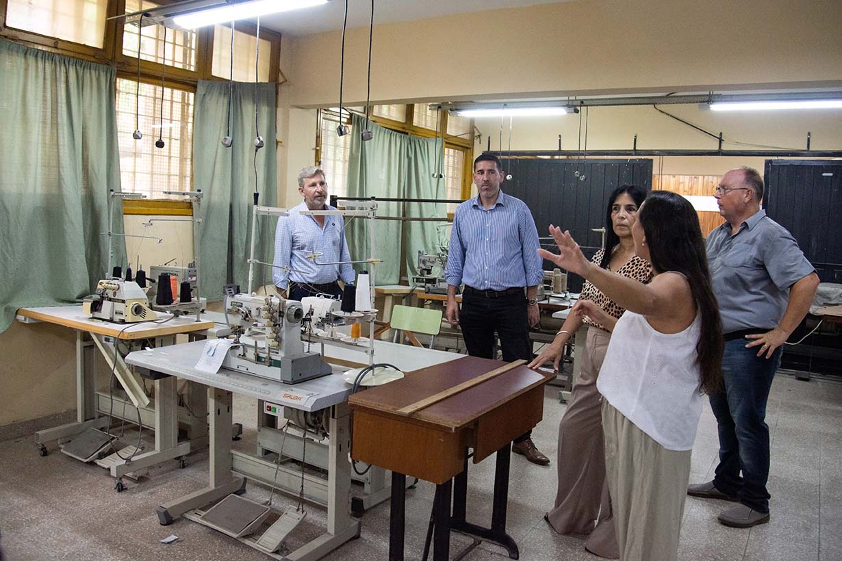 Frigerio recorrió las instalaciones de la Escuela Técnica 2 de la capital entrerriana.