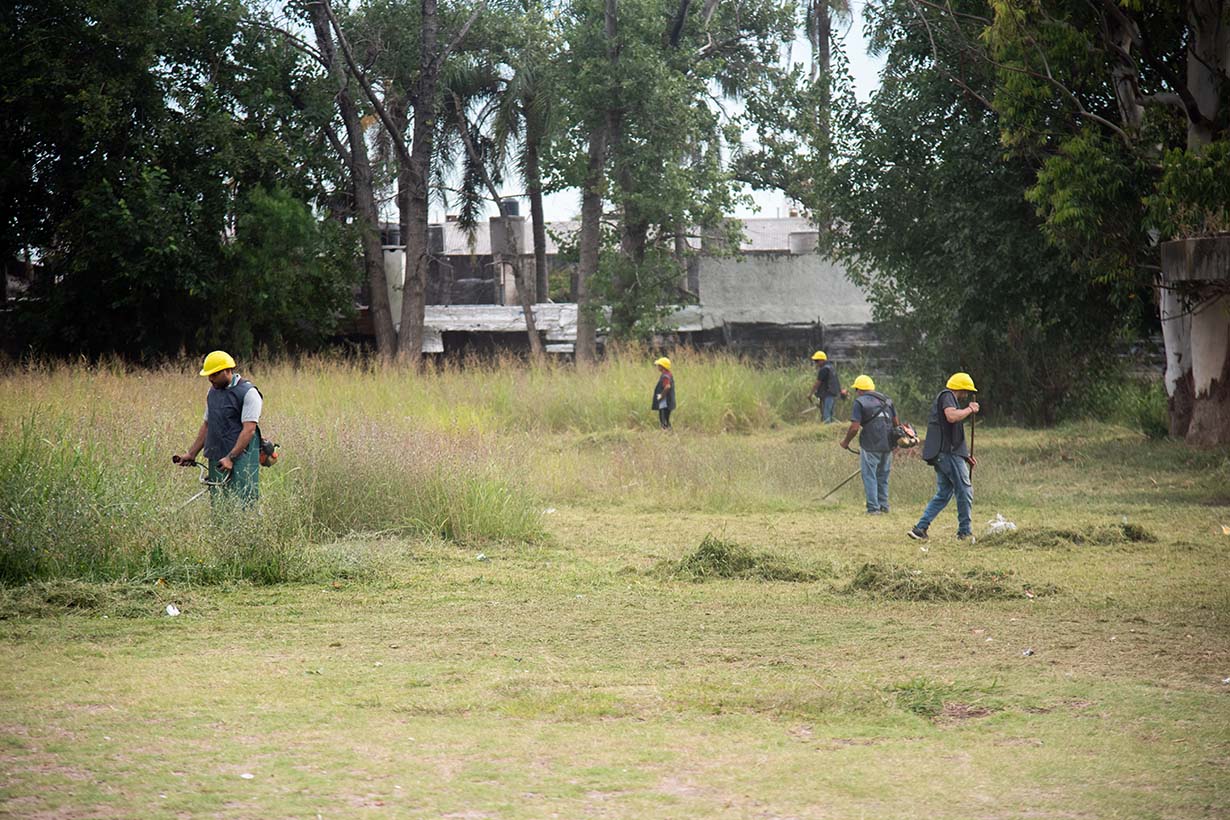 Internos de la cárcel de Paraná hicieron trabajos de desmalezamiento en escuela Técnica.