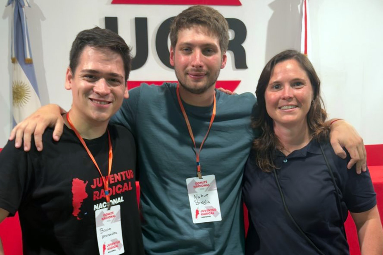 Hernández y Varisco con el nuevo presidente de la Juventud Radical.