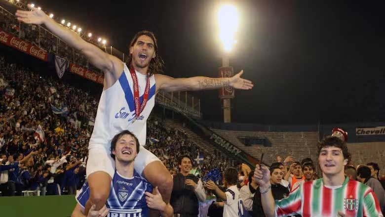Larrivey festejando el título con Vélez
