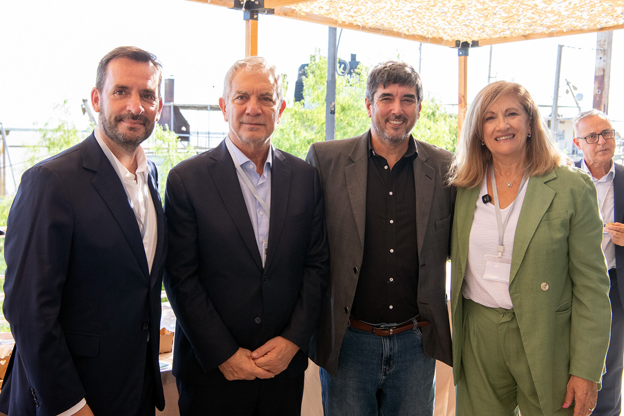 El intendente de La Plata, Julio Alak, con Rosario Romero y Adrián Fuertes.