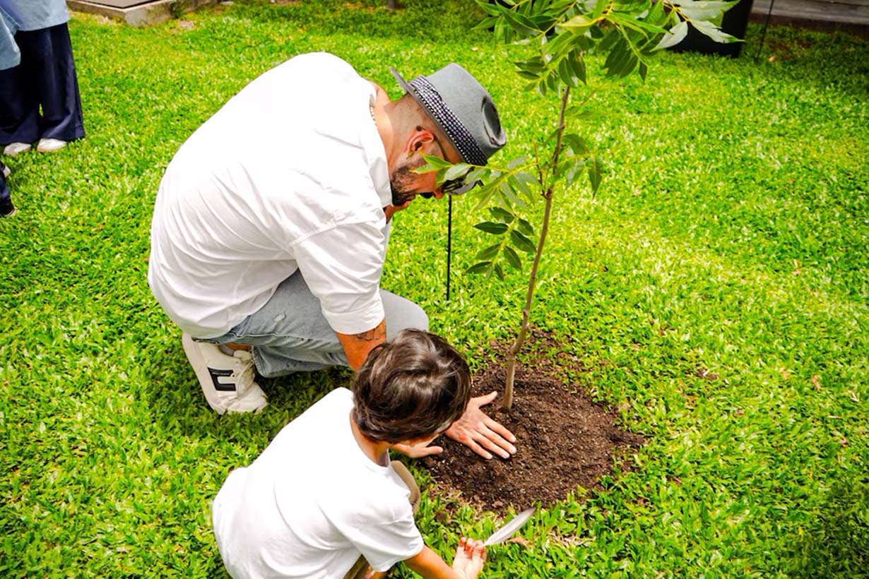 Abel Pintos plantando un nogal en el parque del hospital Gutiérrez.