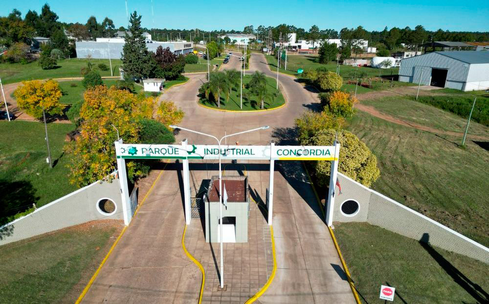El Parque Industrial tiene su acceso principal sobre avenida Presidente Perón, a poca distancia de la RN14.