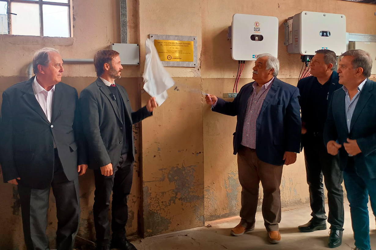 Spinelli encabezó la ceremonia de inauguración, acompañado por el intendente Azcué, entre otros.