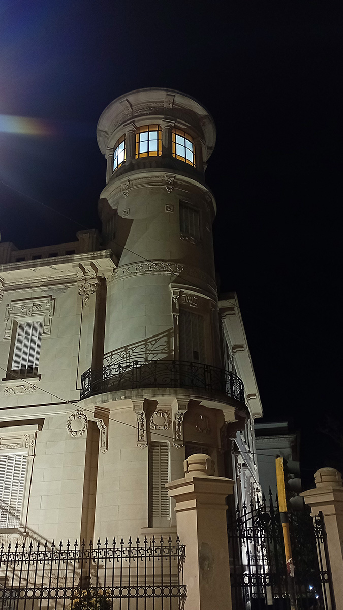 Fachada del histórico edificio escolar ubicado en el centro de Gualeguaychú.