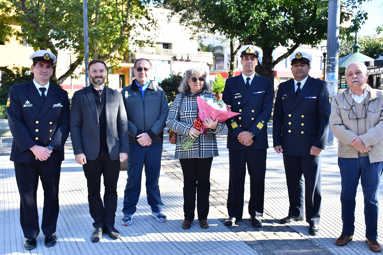 El intendente Francisco Azcué encabezó el acto conmemorativo de este lunes por la mañana.