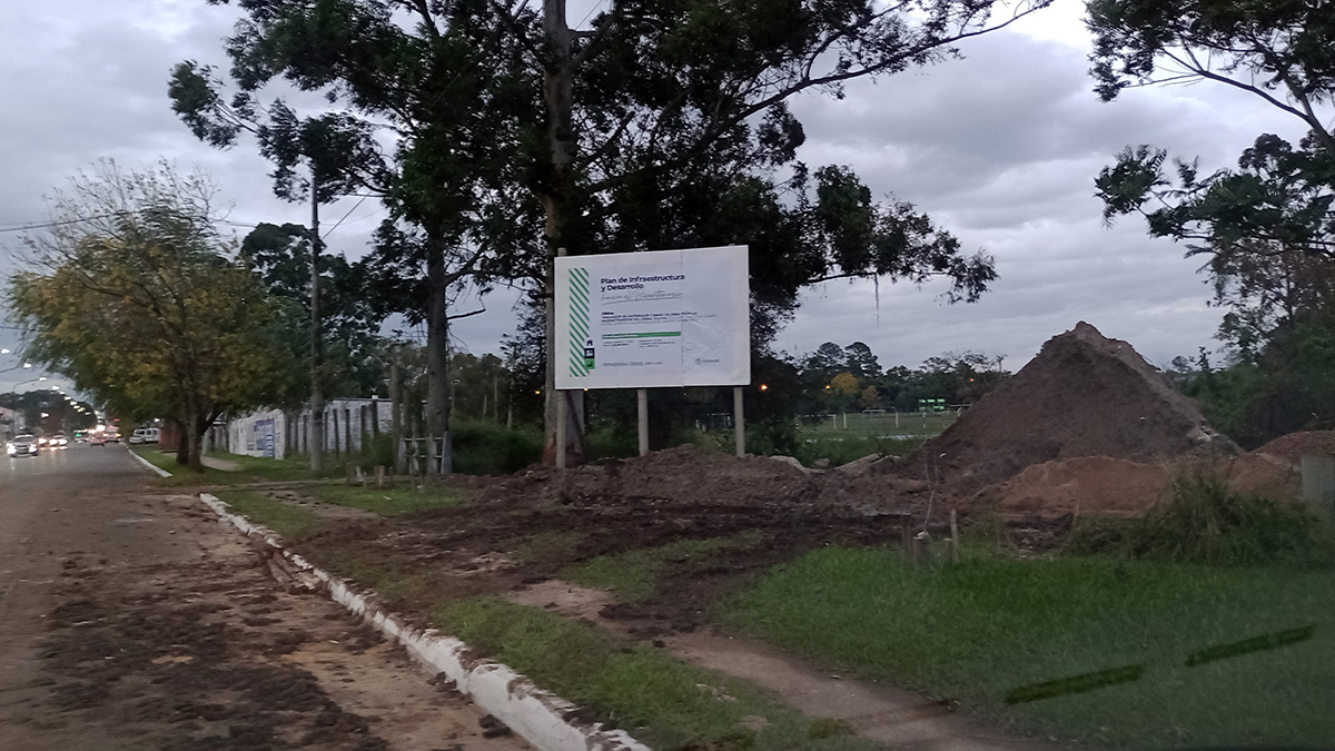 El cartel que indica sobre la obra que está ejecutándose en esa zona de Concordia.