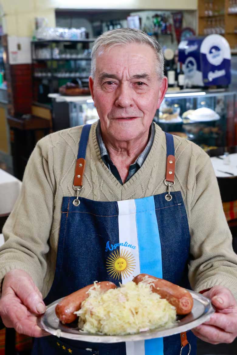 Abel Barbieri con las clásicas salchicas con chucrut