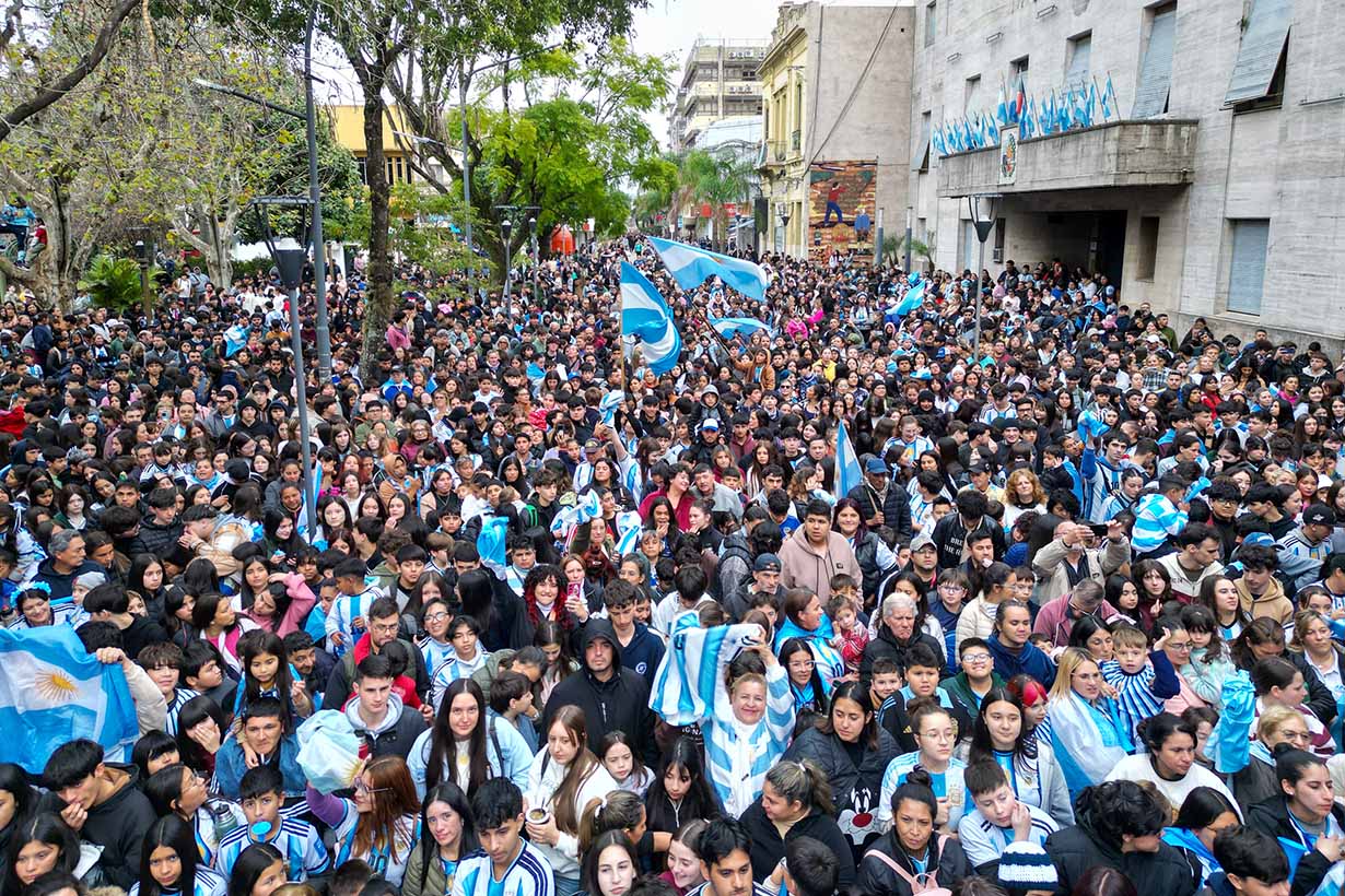 Una panorámica de la multitud que se congregó en la plaza central de Concordia (foto: @3200deportes).