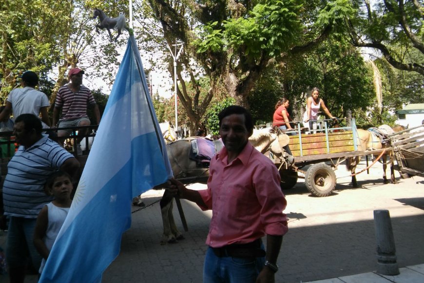 Carlos, con su bandera de lucha por los caballos