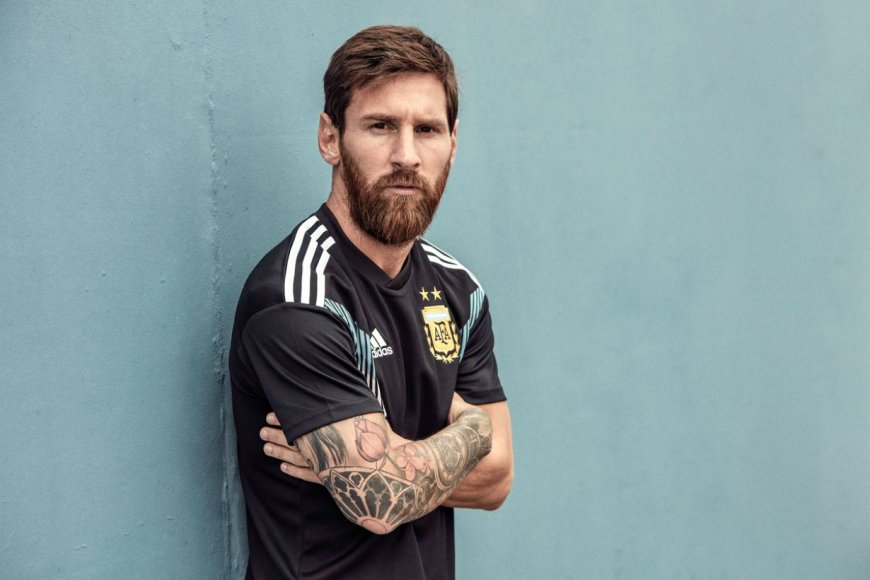 Messi mostró la nueva camiseta argentina.