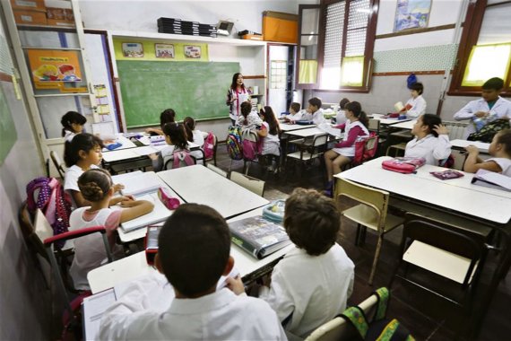 “Plus salarial” para docentes que no falten, el proyecto que tiene en carpeta el gobierno provincial