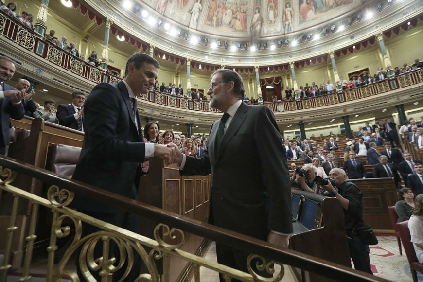 Sánchez y Rajoy, el que viene y el que salió.