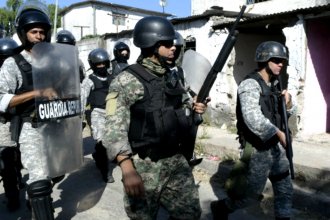 A piedrazos, atacaron a la Guardia que intenta poner orden a orillas del Uruguay