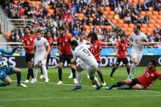 Sobre el final, Uruguay encontró la victoria en el debut