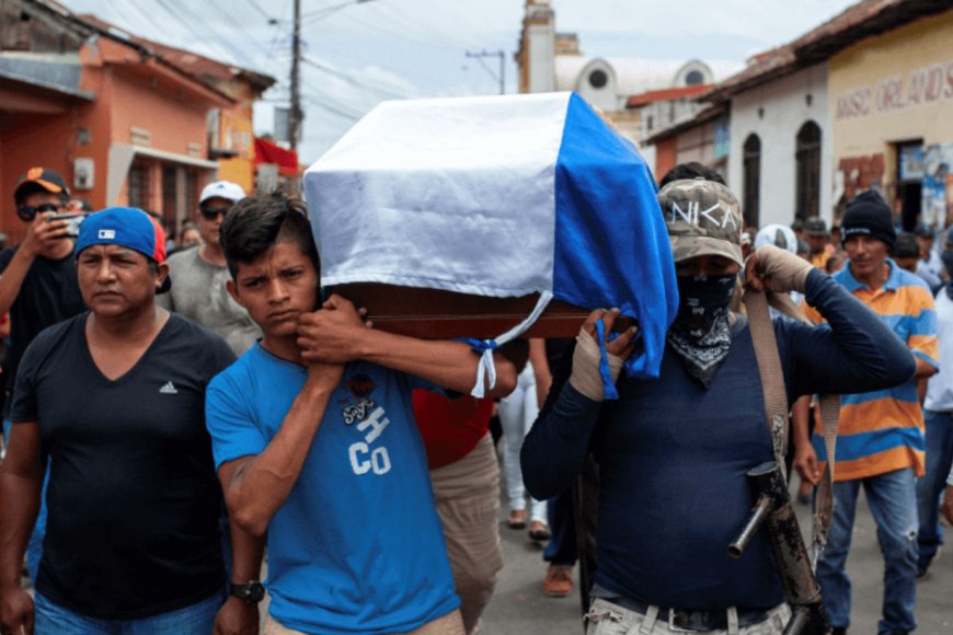 Así cargan ataúd de víctima en Nicaragua. (AP)