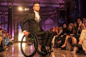 Médico, deportista y modelo, el entrerriano que desfila en silla de ruedas