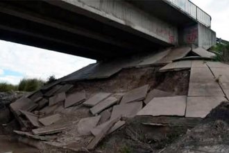 La base del puente se está desmoronando y preocupa el riesgo de derrumbe