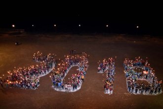 Día del Estudiante: los egresados formaron un "2018 humano" y quemaron su muñeco
