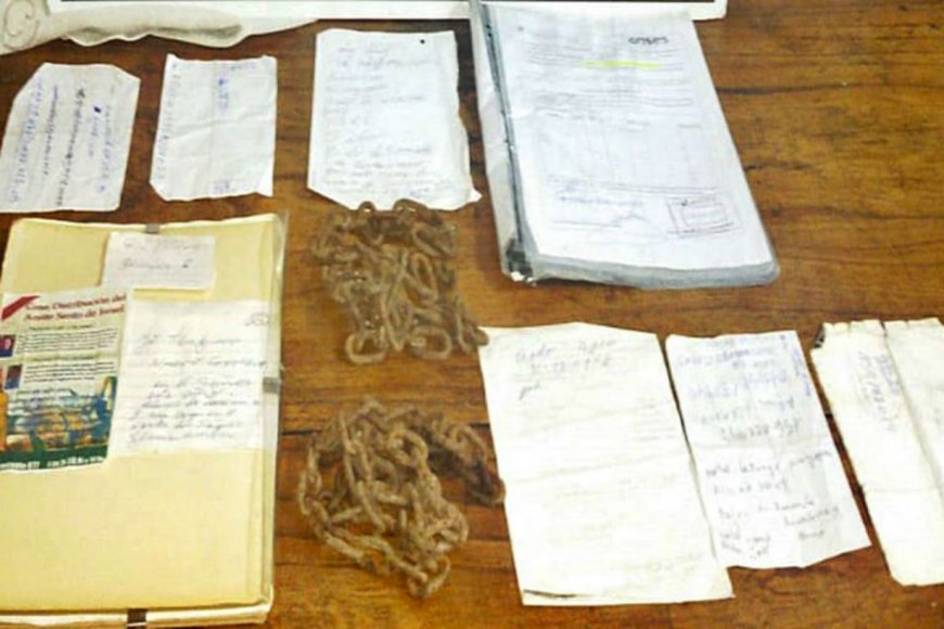 Cadenas y documentos, donde estaba el ahora preso.