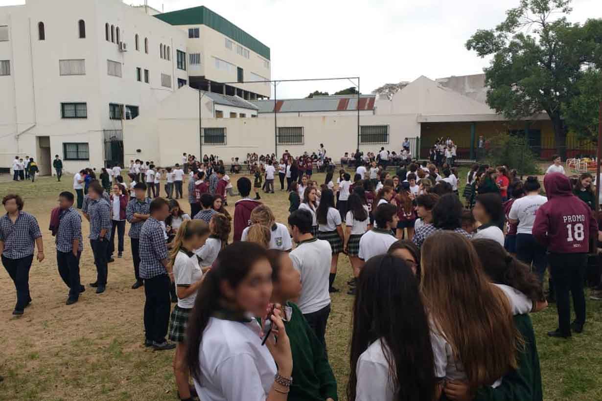Los alumnos fueron evacuados al patio externo.