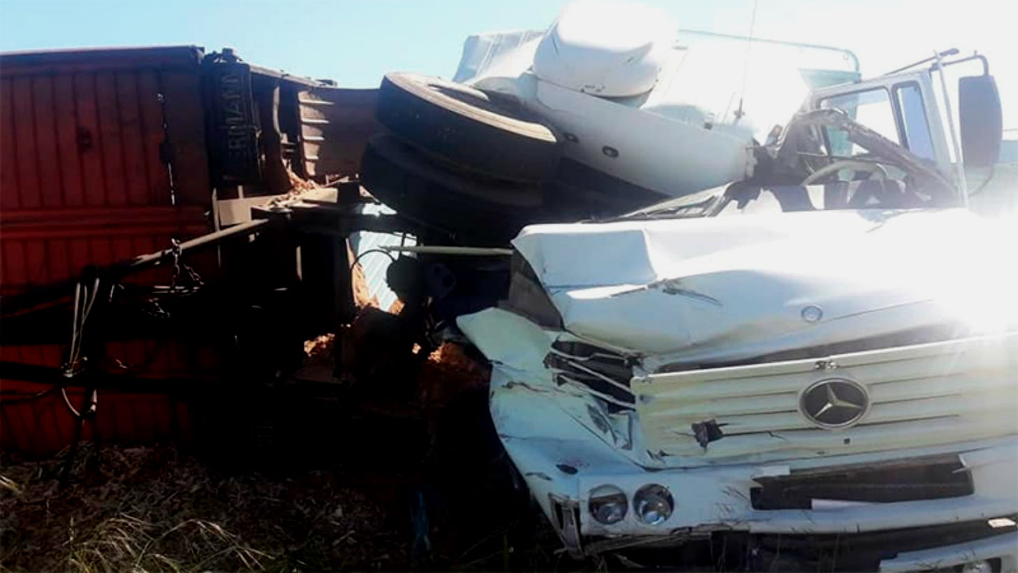 Una camioneta y dos camiones protagonizaron un violento choque en ...