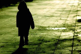 Nena de 3 años deambulaba sola: Habría sido abandonada por su madre en la calle
