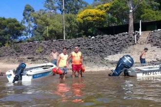 Guardavidas rescataron a una familia que cayó al río tras darse vuelta con su lancha