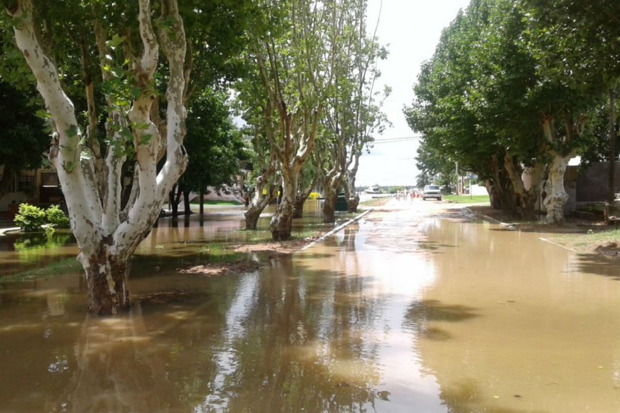 El agua avanza sobre Boulevard Gaillard en Colón.