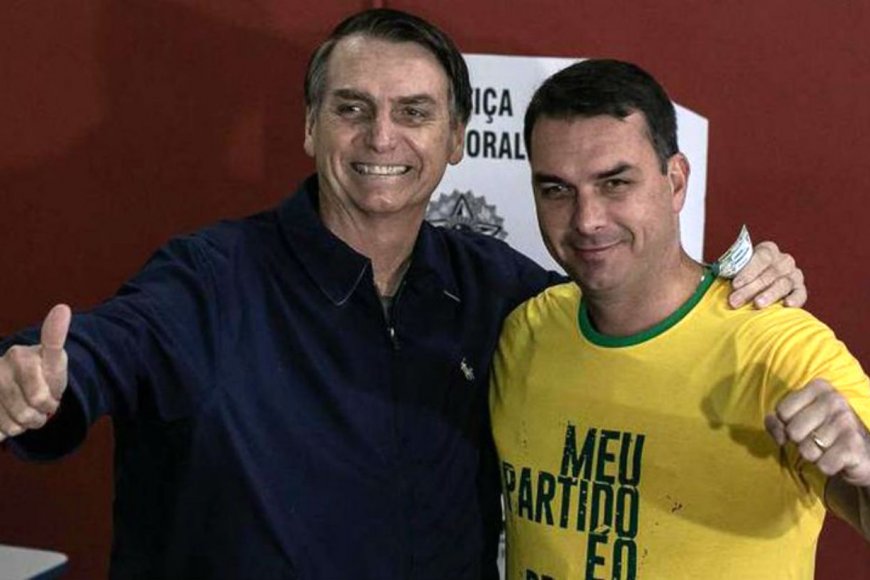 Jair Bolsonaro y su hijo, en ojo de la tormenta.