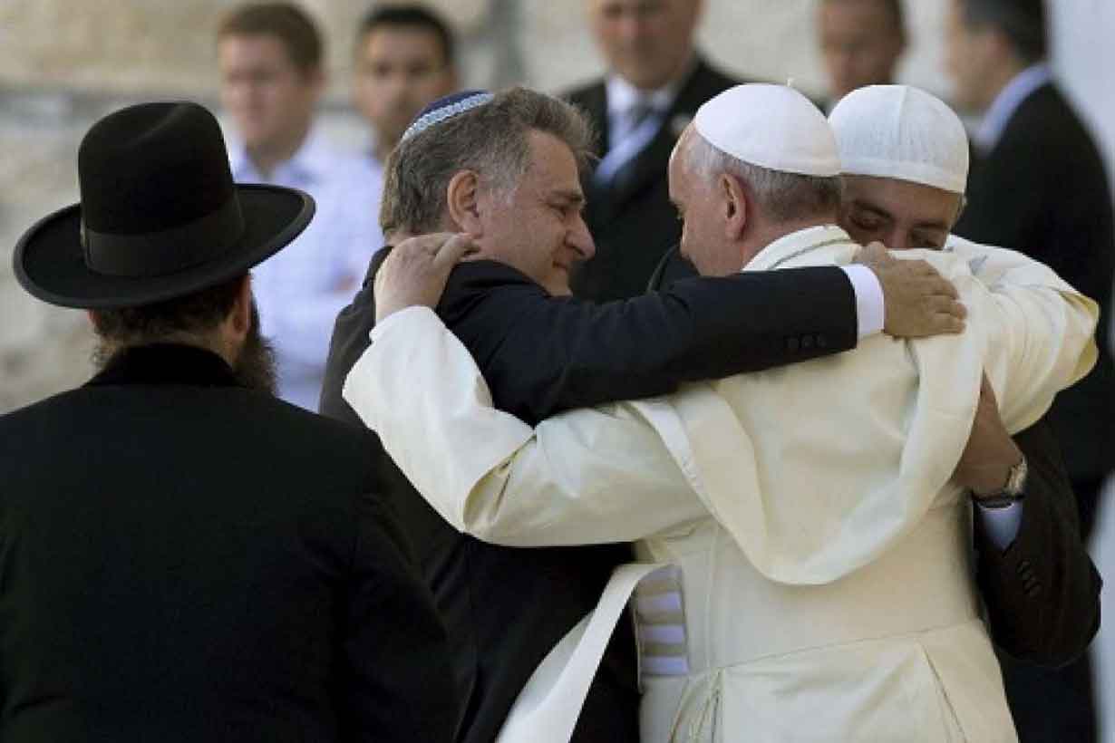Abrazo de Francisco con el rabino Skorka