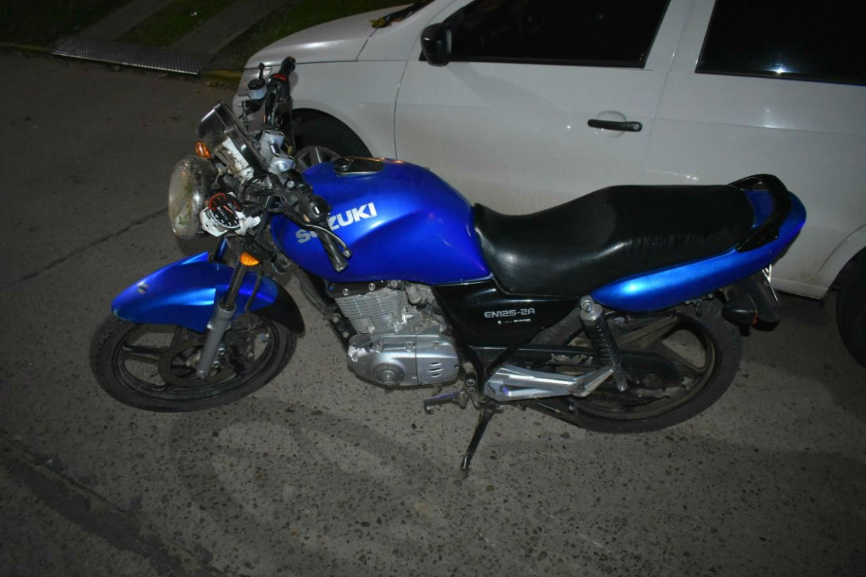 La moto y el auto que chocaron en Chajarí.