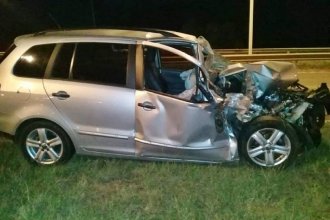 Una mujer chocó de atrás a una camioneta en la Autovía Artigas y está grave