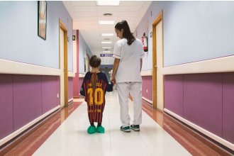 Original campaña lleva las camisetas de fútbol al hospital donde los niños juegan su partido más difícil