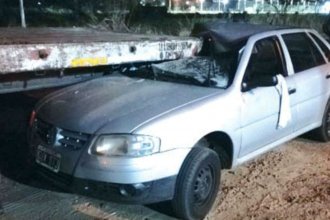 Una mujer se quedó dormida mientras manejaba y su auto terminó debajo de un acoplado
