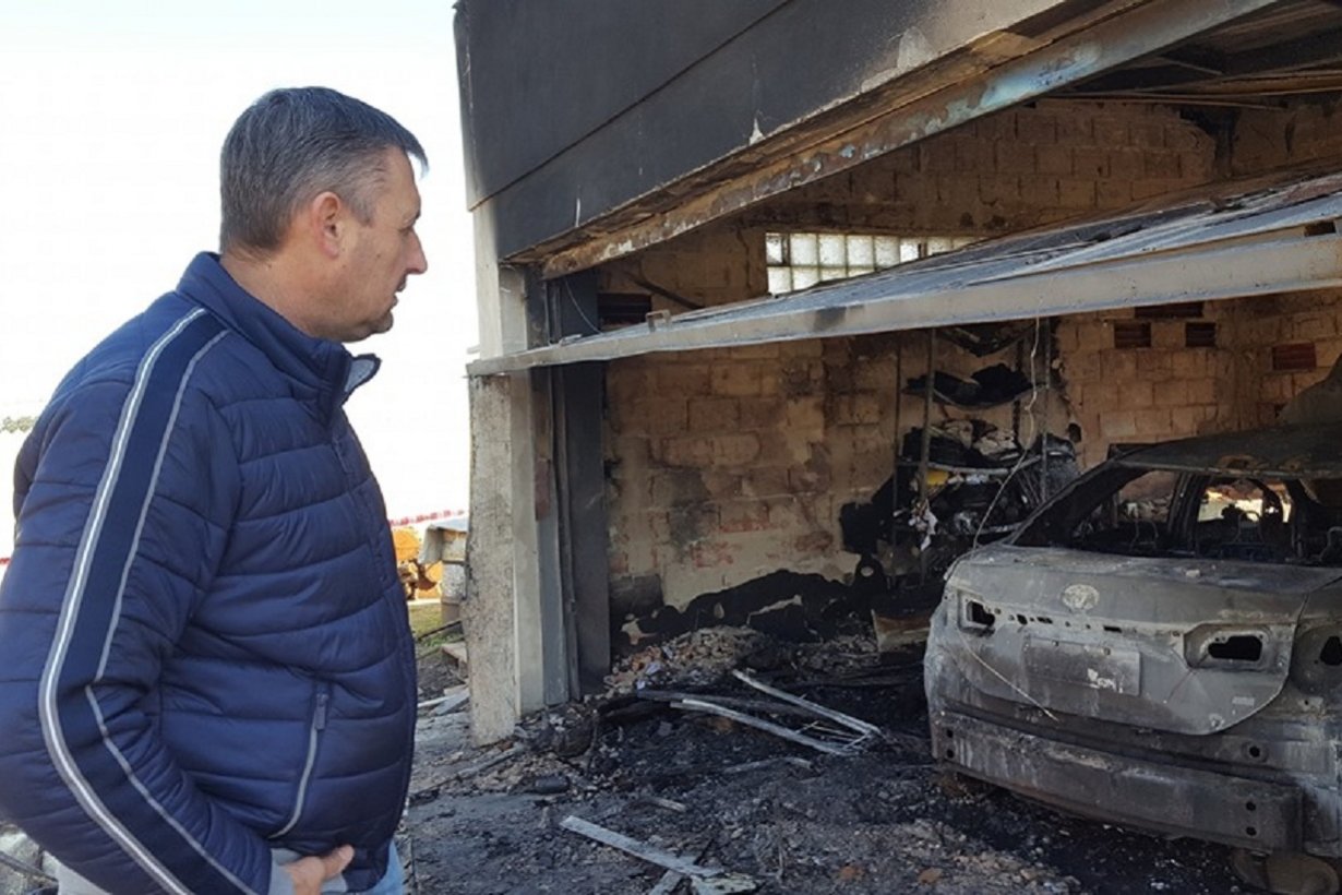 Gustavo Hein examinando su garaje tras el incendio