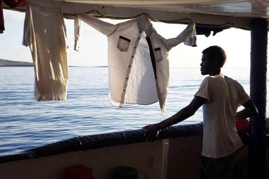 Un migrante, en el buque Open Arms (EFE)