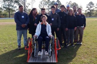 Una plataforma creada por estudiantes permite trasladar sillas de ruedas en bicicleta