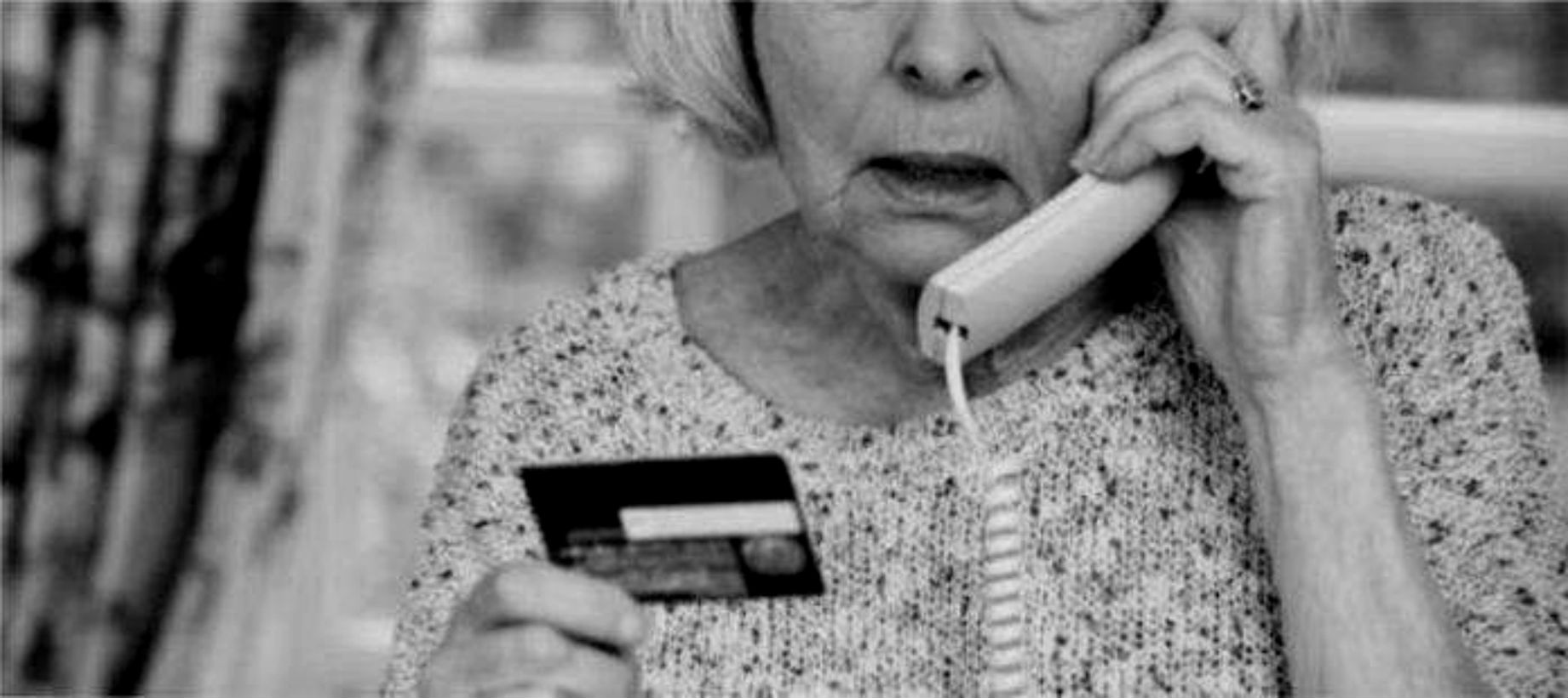 Мошенники звонят угрожают. Телефонные мошенники. Телефонные аферисты. Пожилая женщина. Пенсионерка мошенники.