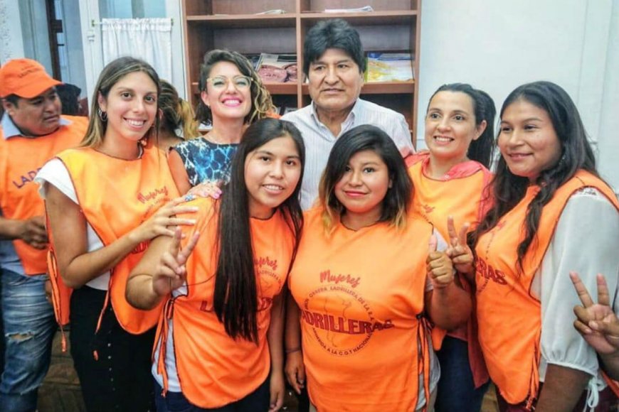 Soledad, a la derecha de Evo Morales con pechera