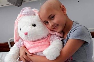 Donó cabello para una chica con cáncer y al poco tiempo se lo descubrieron a ella: ahora vende una rifa para pagar el tratamiento