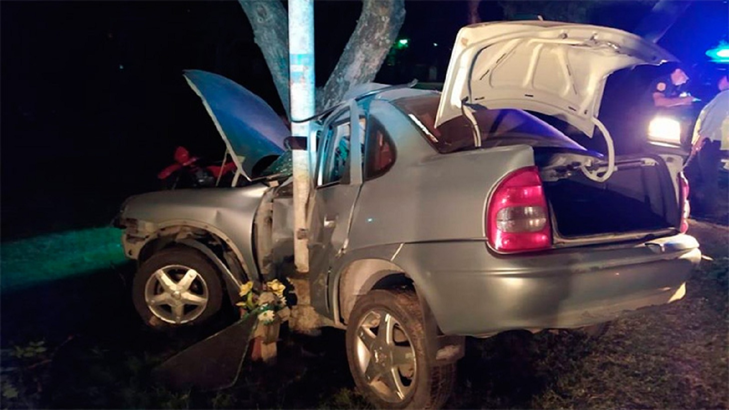 Un conductor perdió el control del auto y quedó incrustado contra una ...