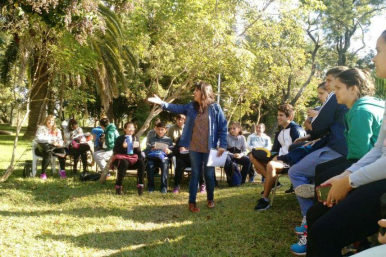 2017: dan clases bajo un árbol en Santa Elena.