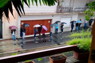 Confusión y enojo tras horas de espera bajo la lluvia para pagar tributos en la Caja Mixta